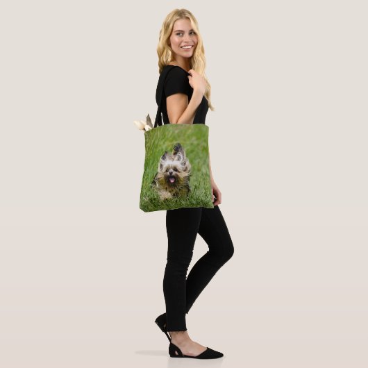 Cute Yorkshire Terrier die door Grass loopt Tote Bag (Op model)