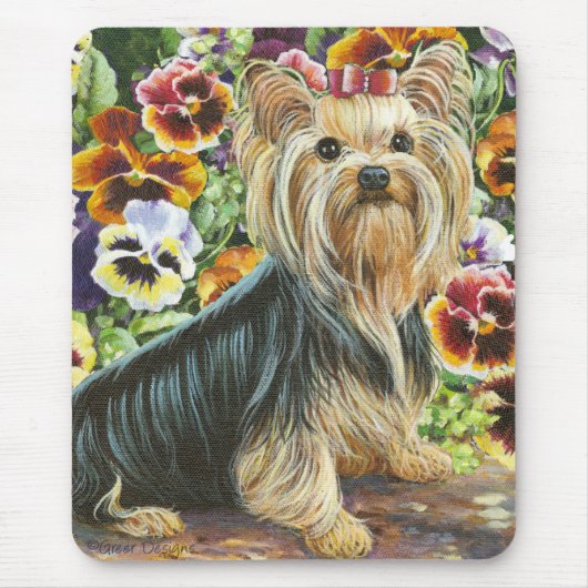 Cute Yorkshire Terrier in de Pansies Mousepad Muismat (Voorkant)