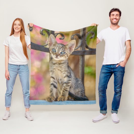 Cute Young Tabby Kitten met blauwe ogen in een tui Fleece Deken (In situ)