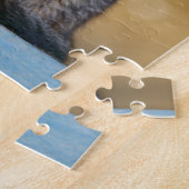 Cute Young Tabby Kitten met blauwe ogen in een tui Legpuzzel (Zijkant)