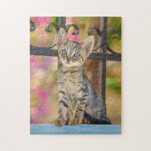Cute Young Tabby Kitten met blauwe ogen in een tui Legpuzzel (Verticaal)