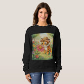 Cute young tiger with hat in garden trui (Voorkant volledig)
