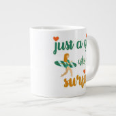 Cute zomers citaat Gewoon een meisje dat van surfe Grote Koffiekop (Voorkant rechts)