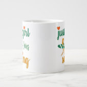 Cute zomers citaat Gewoon een meisje dat van surfe Grote Koffiekop (Voorkant)