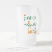 Cute zomers citaat Gewoon een meisje dat van surfe Matglas Bierpul (Voorkant rechts)