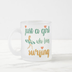 Cute zomers citaat Gewoon een meisje dat van surfe Matglas Koffiemok
