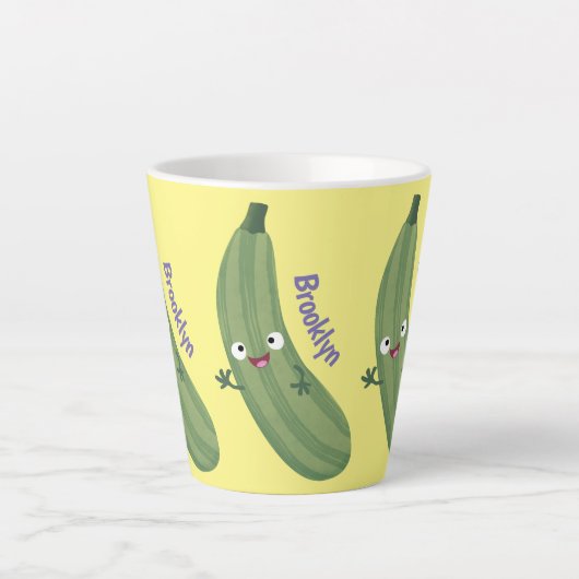 Cute zucchini happy cartoon illustratie latte mok (Voorkant)