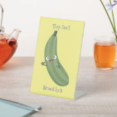 Cute zucchini happy cartoon illustratie reclamebord met voetstuk (Insitu)