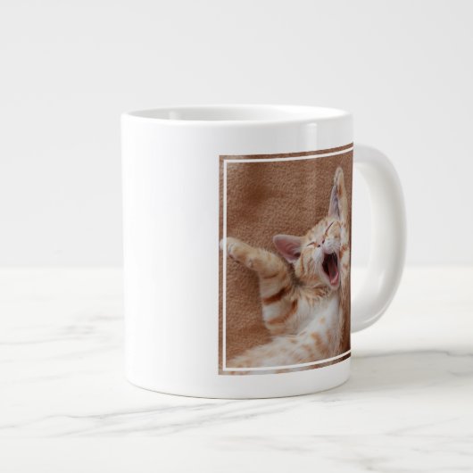Cutest Baby Animals | Ginger Kitten Yawning Grote Koffiekop (Voorkant rechts)