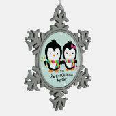 Cutie Penguin Paar Eerste Kerstmis Tin Sneeuwvlok Ornament (Links)