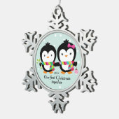 Cutie Penguin Paar Eerste Kerstmis Tin Sneeuwvlok Ornament (Rechts)