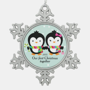 Cutie Penguin Paar Eerste Kerstmis Tin Sneeuwvlok Ornament
