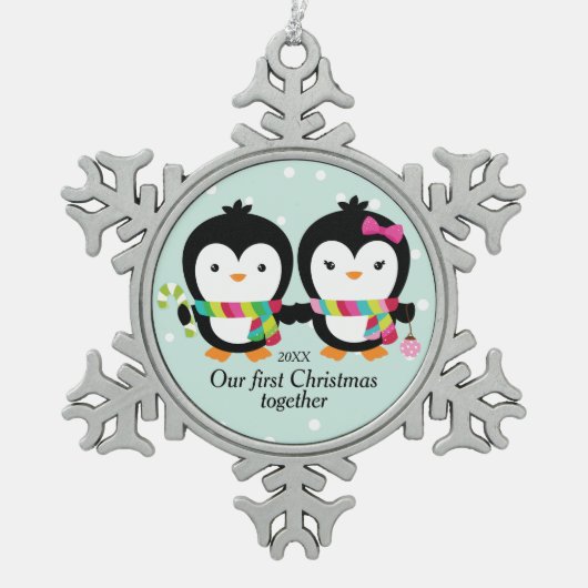 Cutie Penguin Paar Eerste Kerstmis Tin Sneeuwvlok Ornament (Voorkant)