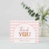 Cutie Pie Pastel Pink Bow Gingham Fall Baby Shower Bedankkaart (Staand voorkant)