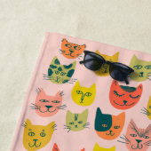 Cutkleurig kattenpatroon in roze strandlaken (In situ)