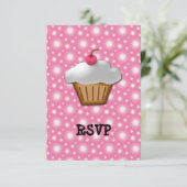 Cutout Cupcake met roze Cherry bovenaan RSVP Kaartje (Staand voorkant)
