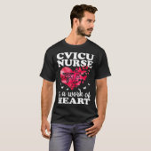 CVICU-verpleegster Werk van het Hart Cardiovascula T-shirt (Voorkant volledig)
