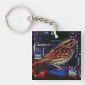 Cyberpunk Sparrow in Neon CityScape Sleutelhanger (voorkant)