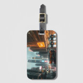 Cyberpunk wolkenkrabber stadsauto's bagagelabel (Voorkant (verticaal))