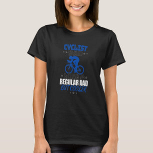 CYCLIST DAD ZOALS EEN REGELMATIGE DAD MAAR EEN KOE T-SHIRT