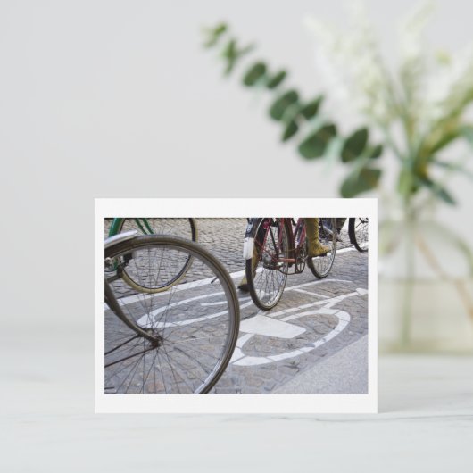Cyclists op fietspad briefkaart (Staand voorkant)