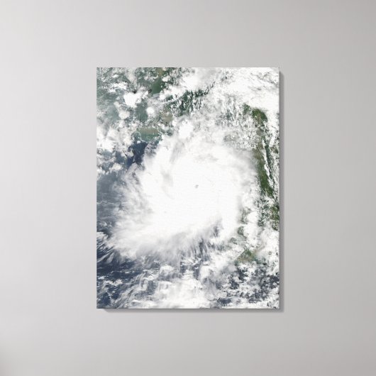 Cyclone Giri beweegt zich aan land over Birma Canvas Afdruk (Voorkant)