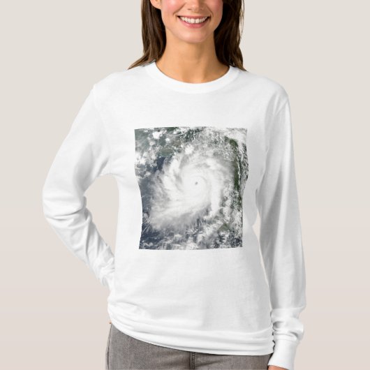 Cyclone Giri beweegt zich aan land over Birma T-shirt (Voorkant)