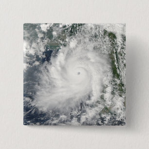 Cyclone Giri beweegt zich aan land over Birma Vierkante Button 5,1 Cm