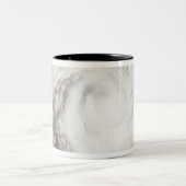 Cyclone Laurence beweegt het hele land Tweekleurige Koffiemok (Center)