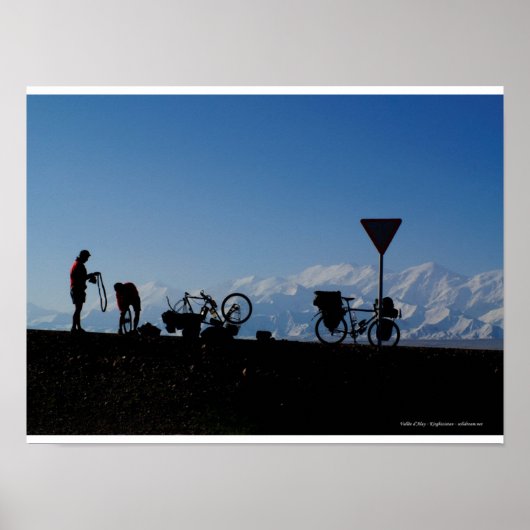 Cyclotourisme au Kirghizistan Poster (Voorkant)