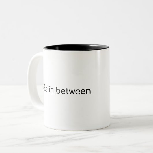 Cyclus tussen tweekleurige koffiemok (Voorkant links)