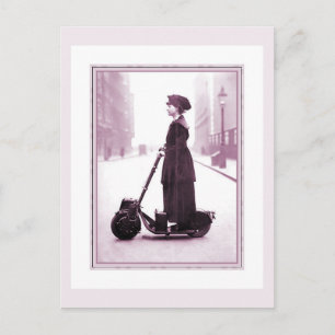 Cyclusgeschiedenis 1916-suffragette op een scooter briefkaart