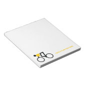 Cyclusrijder die zijn fiets gebruikt notitieblok (Schuin)