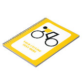 Cyclusrijder die zijn fiets gebruikt notitieboek (Linkerzijde)