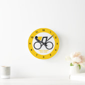 Cyclusrijder die zijn fiets gebruikt ronde klok (Huis)