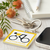 Cyclusrijder die zijn fiets gebruikt sleutelhanger (Voorkant Rechts)