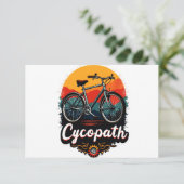 Cycopath: Energetische fiets en zonsondergang Grap Save The Date (Staand voorkant)