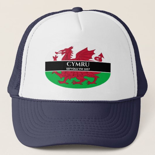 Cymru Sefydlu Ym 1057 Welsh Dragon Flag White Text Trucker Pet (Voorkant)