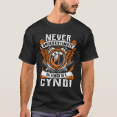 CYNDI - Onderschat nooit gepersonaliseerde T-shirt (Voorkant)