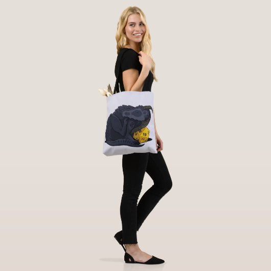 D20 zwarte draak tote bag (Op model)