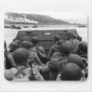 D-daagse soldaten in een Higgins Boat Muismat