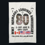 D-DAY NORMANDIË LANDINGEN WO2 80ste Anniv Souvenir Theedoek<br><div class="desc">Stijlvolle souvenir D-DAY NORMANDIË LANDINGEN WO2 80e Jubileum souvenir keukenhanddoek met TEKST om het 80e Jubileum van de Normandië D-Day Landings op 6 juni 1944 te herdenken. Ontwerp shows gewaagde typografie in een raamontwerp. Het nummer 80 heeft een D-Day-landingsscène als masker. Het ontwerp is ook voorzien van de vlaggen van...</div>