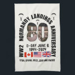 D-DAY NORMANDIË LANDINGEN WO2 80ste Anniv Souvenir Theedoek<br><div class="desc">Stijlvolle souvenir D-DAY NORMANDIË LANDINGEN WO2 80e Jubileum souvenir keukenhanddoek met TEKST om het 80e Jubileum van de Normandië D-Day Landings op 6 juni 1944 te herdenken. Ontwerp shows gewaagde typografie in een raamontwerp. Het nummer 80 heeft een D-Day-landingsscène als masker. Het ontwerp is ook voorzien van de vlaggen van...</div>