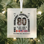 D-DAY NORMANDIË LANDINGEN WW2 80e Jubileum Glas Ornament<br><div class="desc">Stijlvol souvenir D-DAY NORMANDIË LANDINGEN WO2 80e Jubileum Glass Ornament met TEKST om het 80e Jubileum van de Normandië D-Day Landings op 6 juni 1944 te herdenken. Ontwerp shows gewaagde typografie in een raamontwerp. Het nummer 80 heeft een D-Day-landingsscène als masker. Het ontwerp is ook voorzien van de vlaggen van...</div>