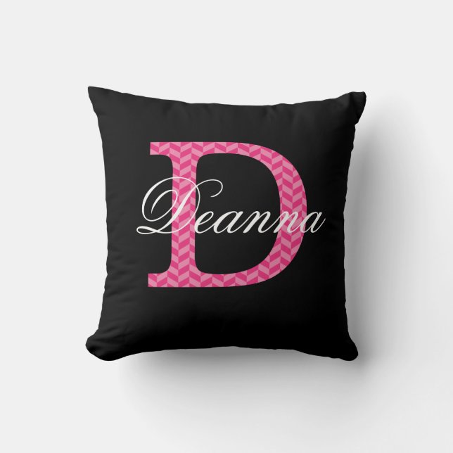 D Monogram Chevron Hot Pink met naam op zwart Kussen (Voorkant)