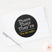 Daar zijn ze en ze. ronde sticker (Envelop)
