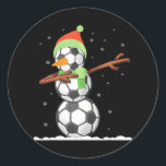 Dab Snowman gemaakt van Voetballen Funny Christmas Ronde Sticker<br><div class="desc">Dab Snowman gemaakt van Voetballen Funny Christmas</div>
