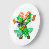 Dabbende Leprechaun voor Kinderen Jongens Mannen J Grote Klok (Hoek)