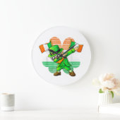 Dabbende Leprechaun voor Kinderen Jongens Mannen J Grote Klok (Huis)