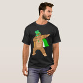 dabbig foot de patricadag t-shirt (Voorkant volledig)